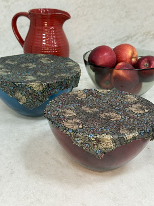 William Morris Bivaxduk med olika blommor på glasskålar med jultema