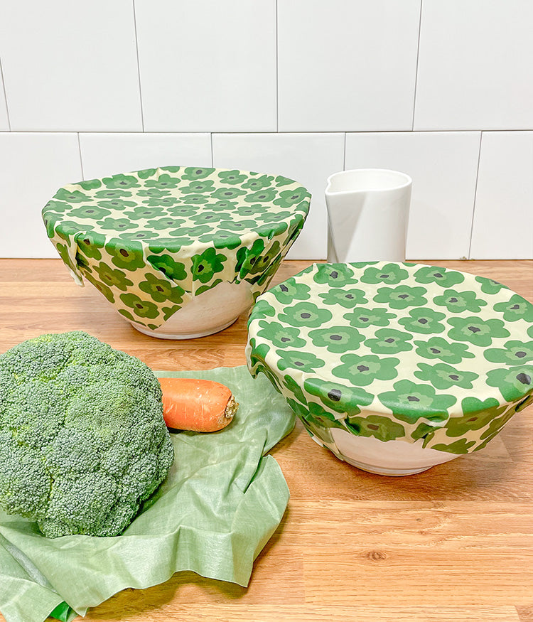 Miljö med Ekeby bivaxdukar över skålar