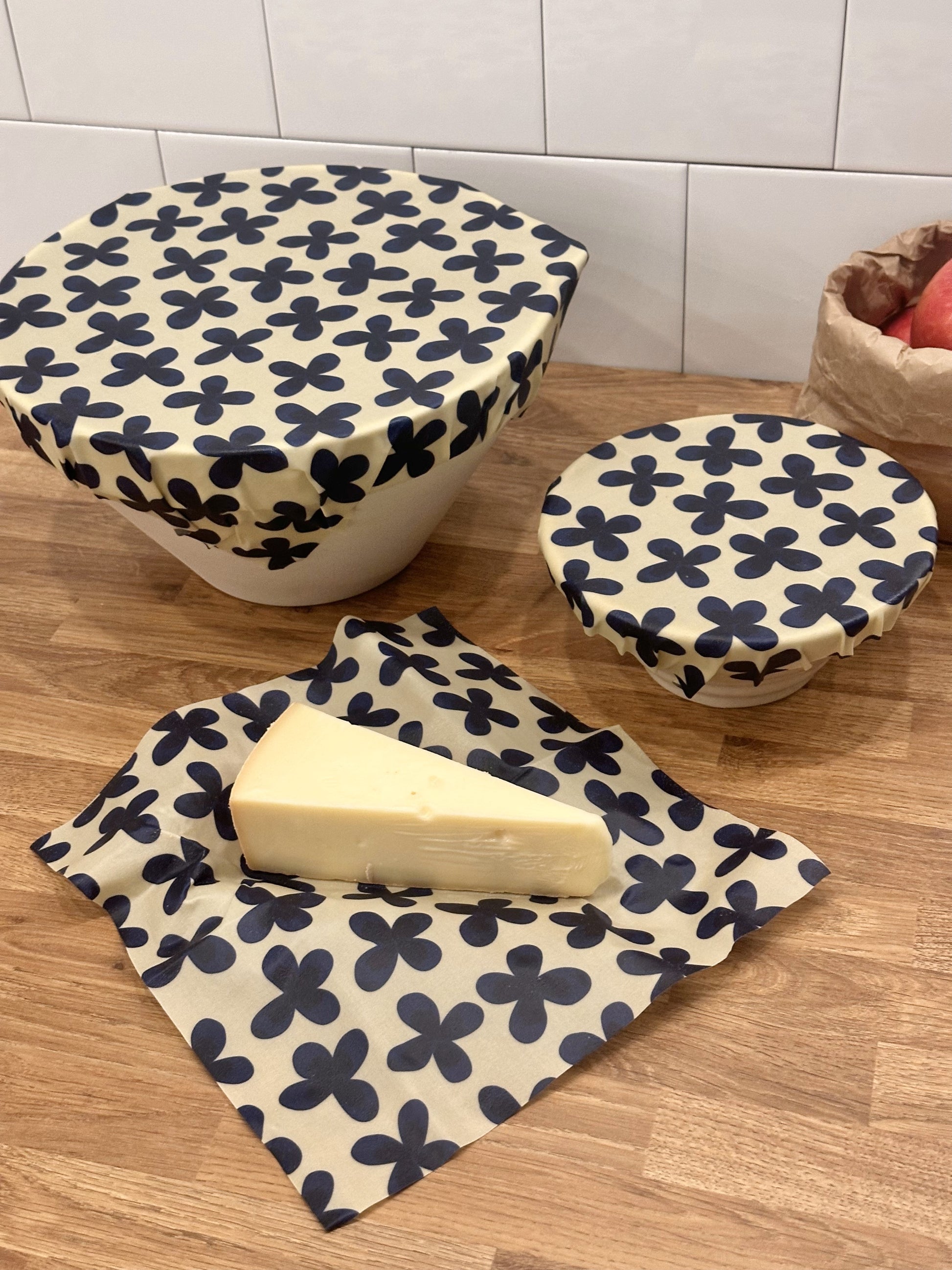 Miljö med Alva bivaxdukar över skålar