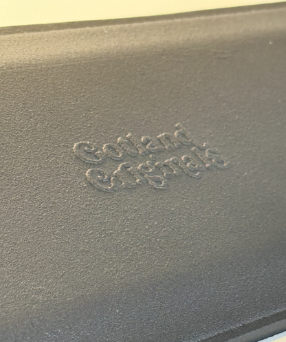 Årstid gjutjärnsfat detalj logo