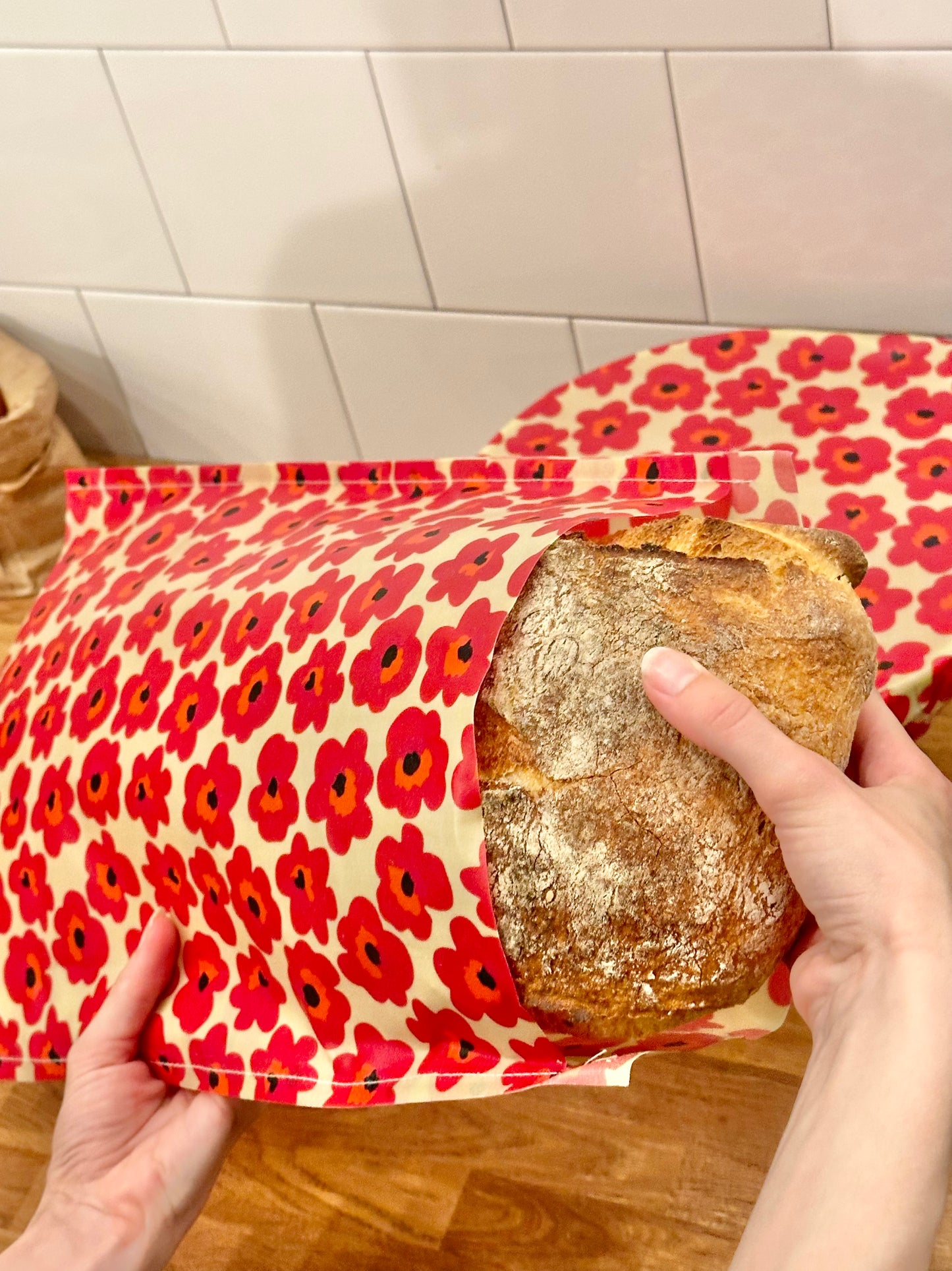 Bivaxpåse Martebo med röda blommor