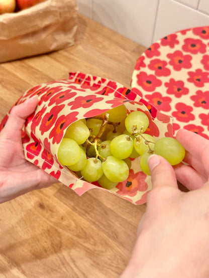 Martebo bivaxpåse med röda blommor och vindruvor i
