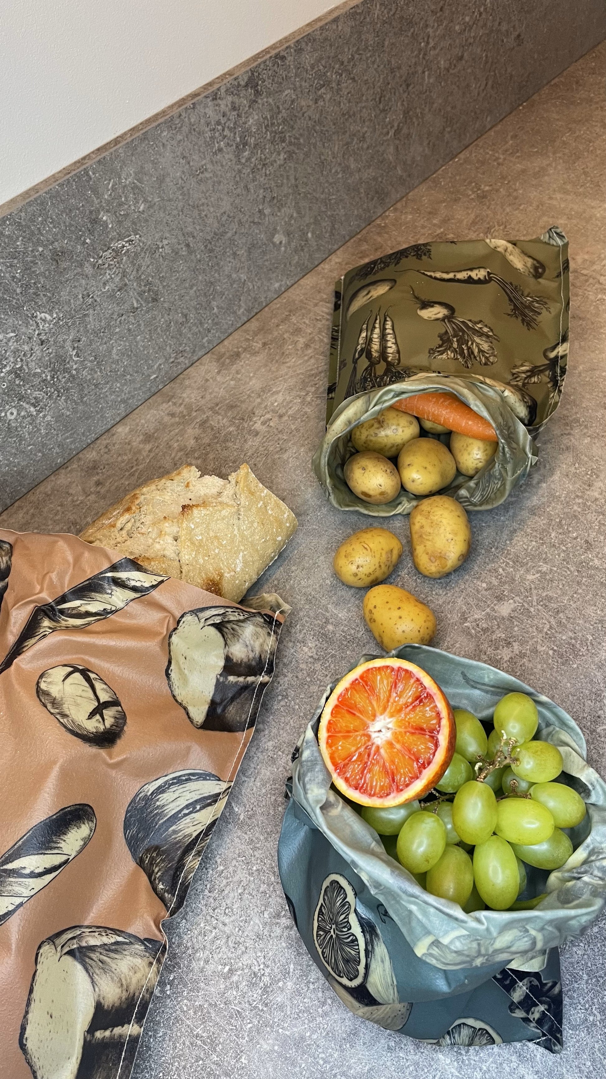 Bivaxpåsar med rotfrukter, vindruvor och bröd