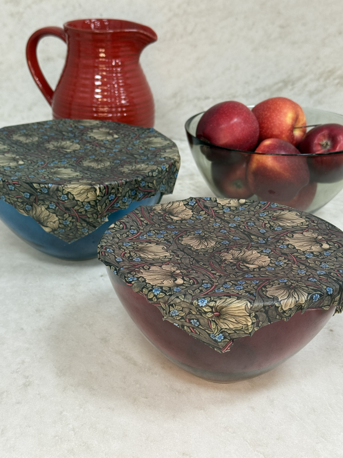 William Morris Bivaxduk med olika blommor på glasskålar med jultema