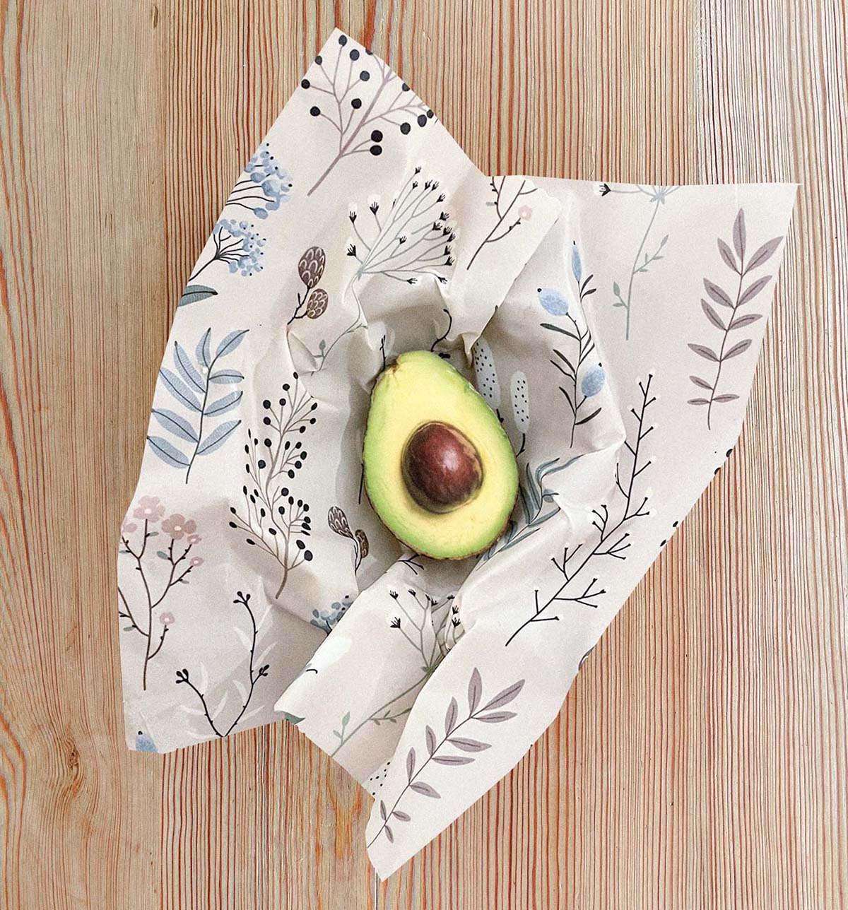 En halv avokado som ligger i en bivaxduk