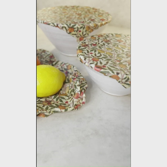 Film med William Morris Bivaxduk med Frukt, blad och citroner på vita skålar