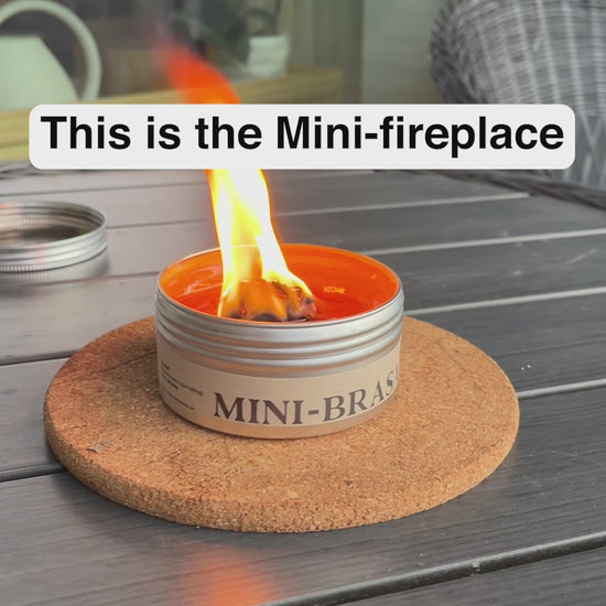 Film på minibrasa på bord med korkunderlägg