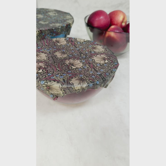 William Morris Bivaxduk med olika blommor på glasskålar. Film