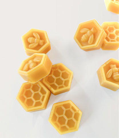 Gula kuber med bivax att använda till återimpregnering av bivaxdukar